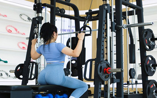  学生玩健身器材视频女生版,女生去健身房适合做什么器械运动？